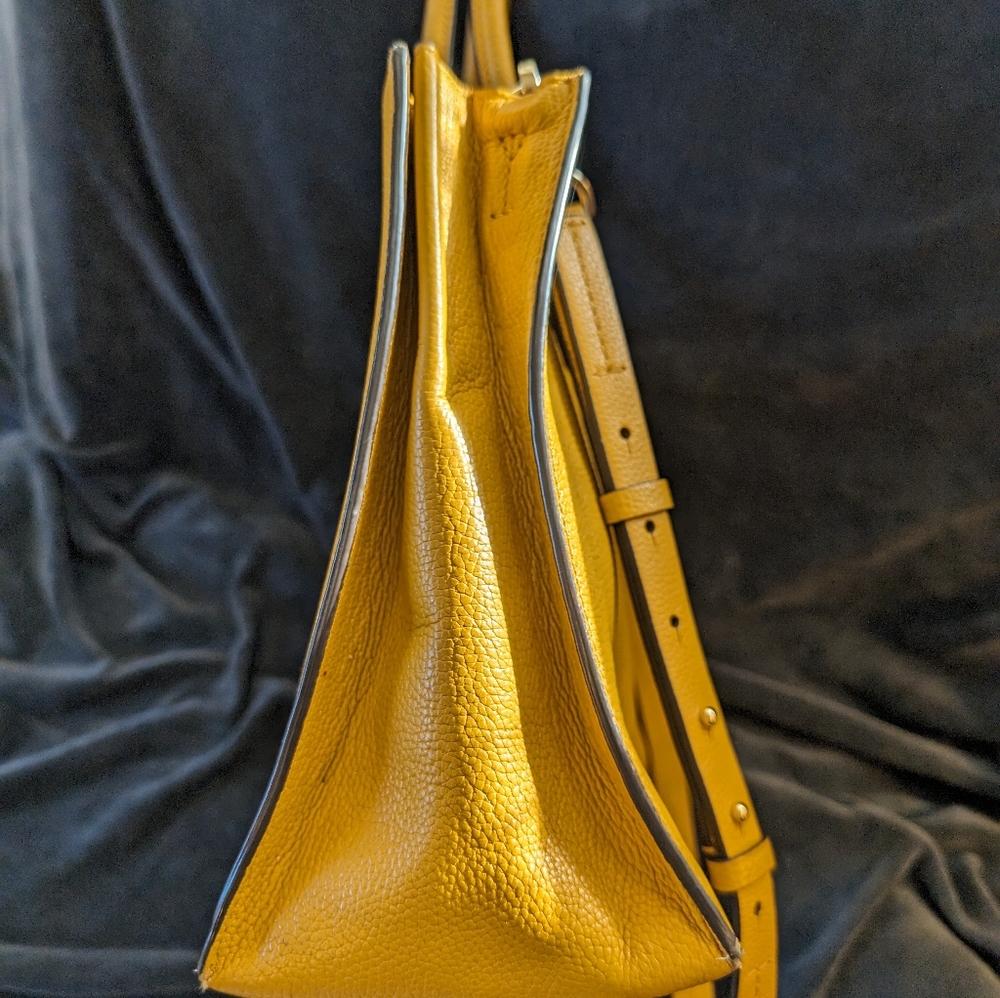 Micheal Kors Mercer yellow/ Gold purse - Picture 3 of 11
